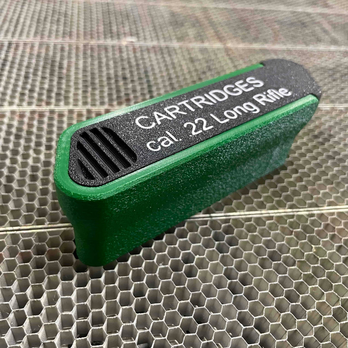 Ammunitionslåda med skjutlock.