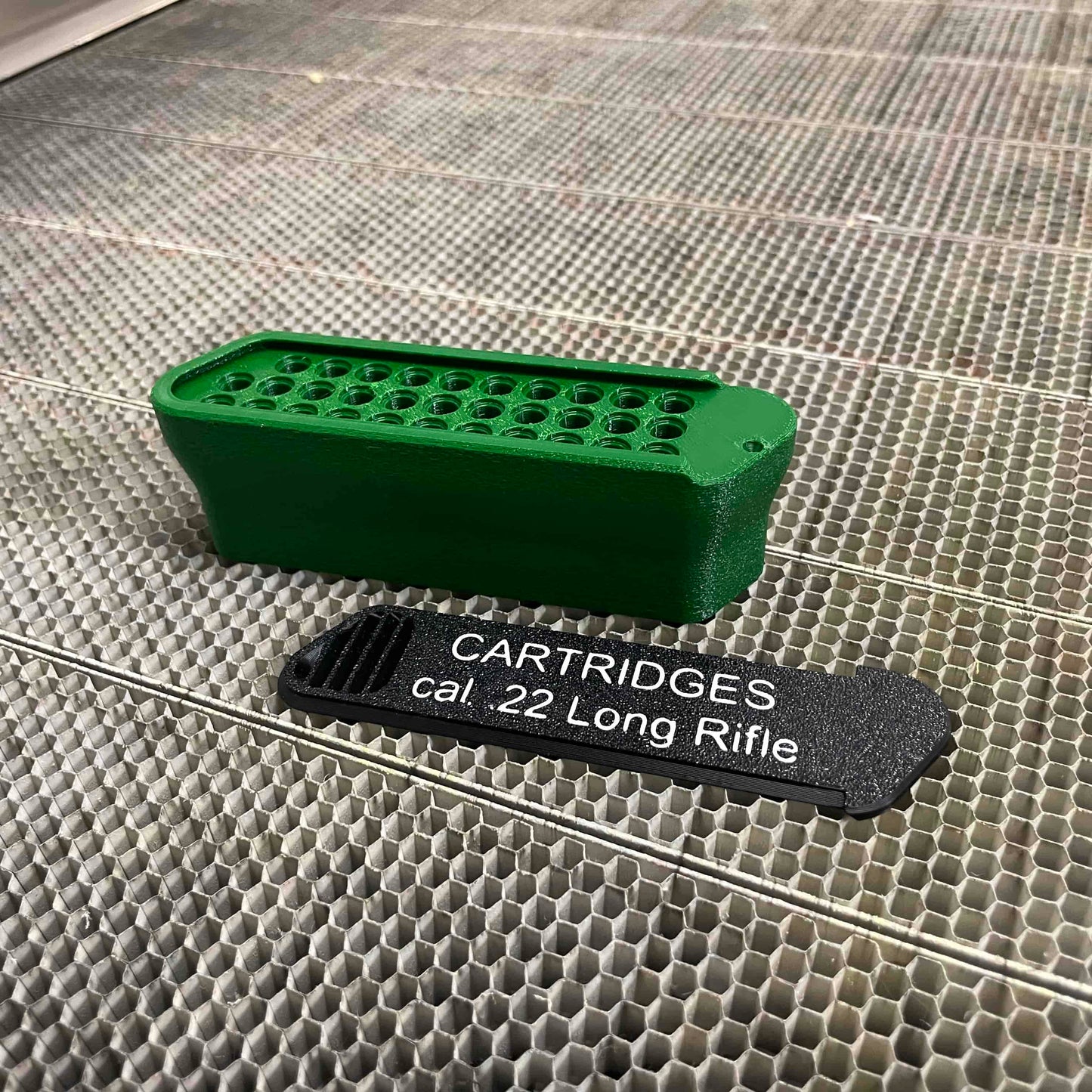 Ammunitionslåda med skjutlock.