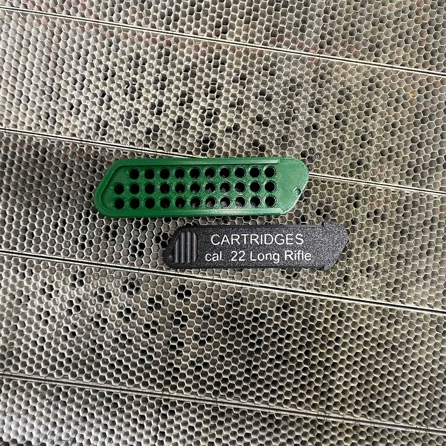 Ammunitionslåda med skjutlock.