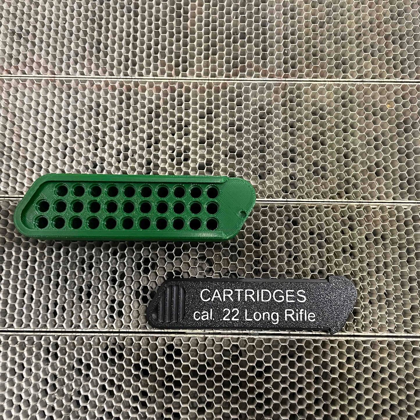 Ammunitionslåda med skjutlock.