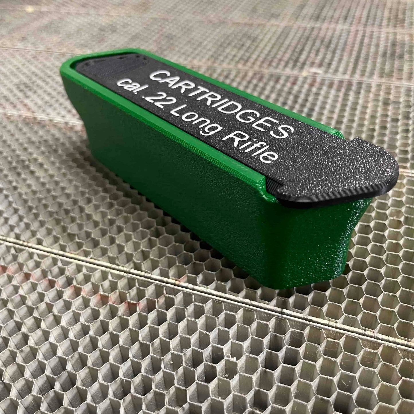 Ammunitionslåda med skjutlock.