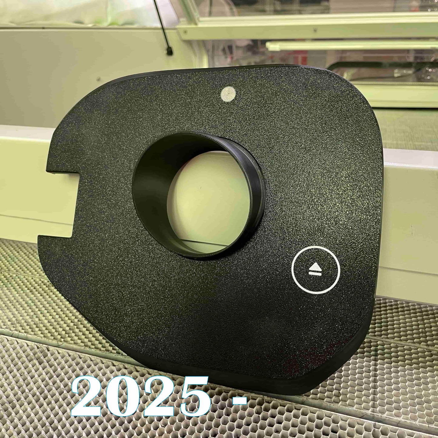 Charge cover Toyota bZ4X