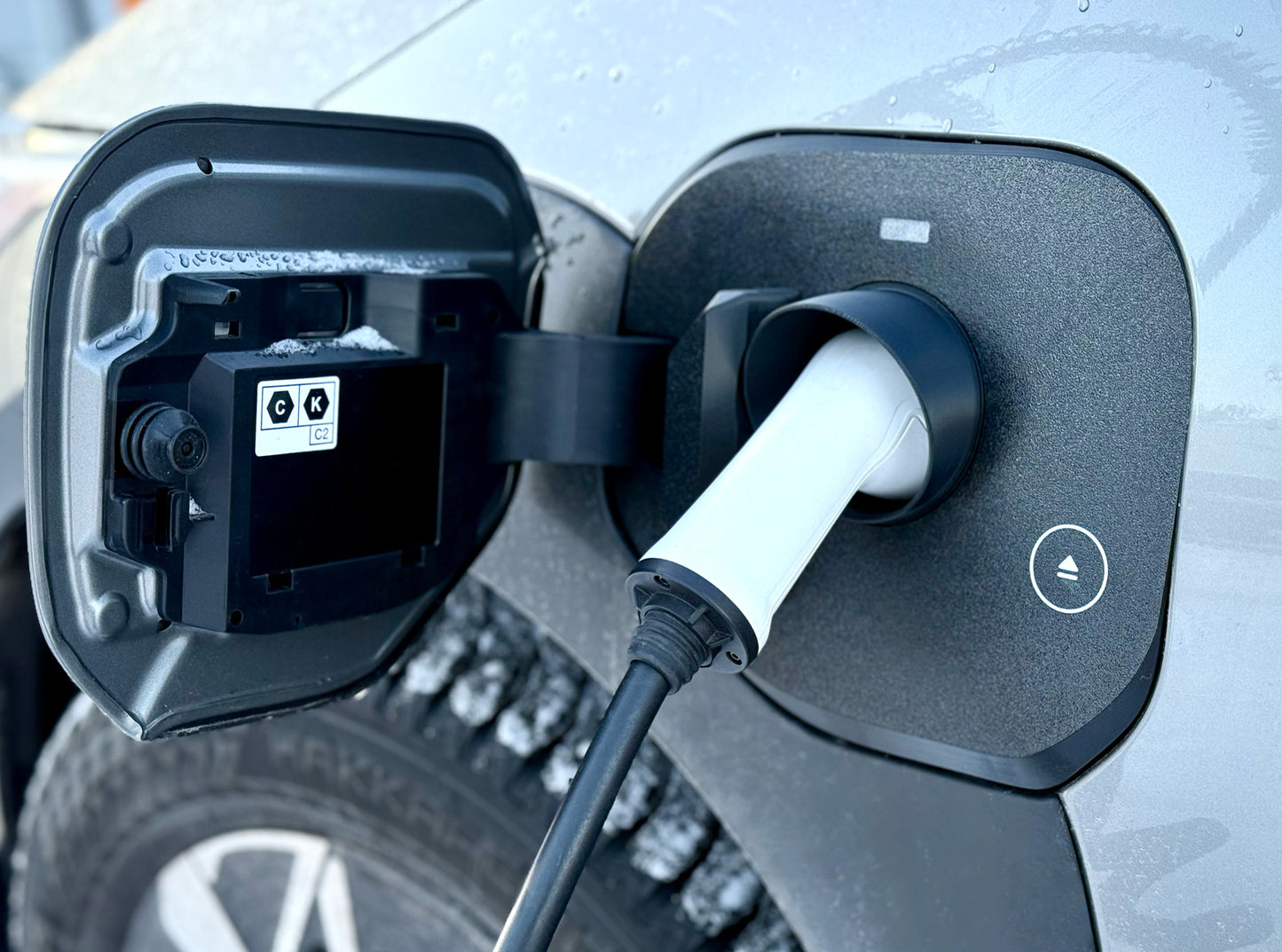 Charge cover Toyota bZ4X