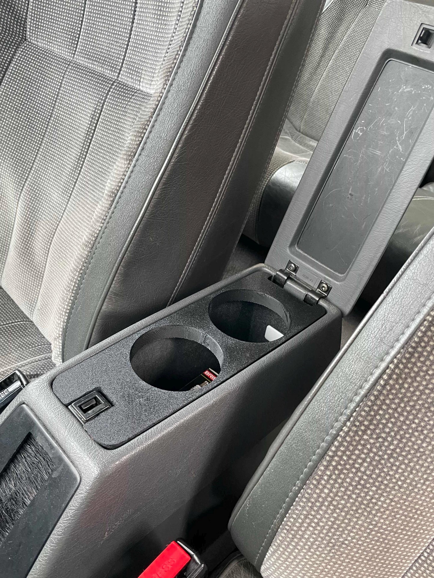 Mittkonsols mugghållare till Volvo 940, 740, 760